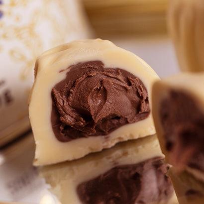 Bombom de chocolate branco com recheio de creme de avelã com cacau